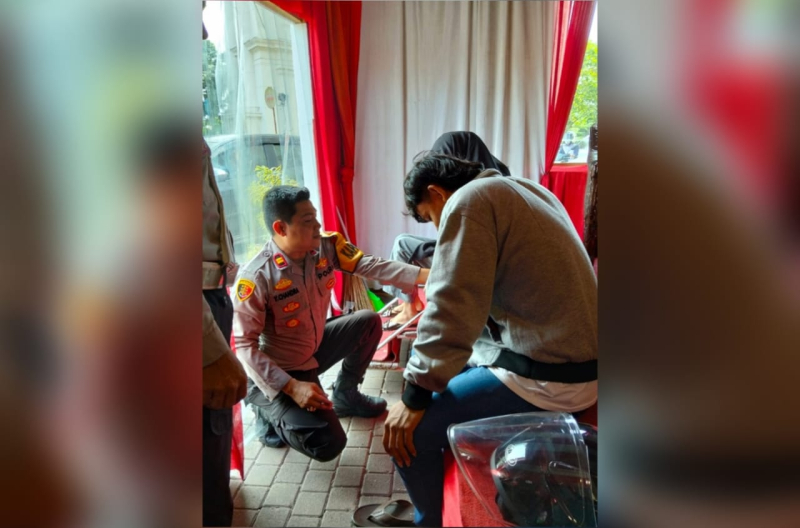 Kapolsek Jaluko Sigap Layani Korban Kecelakaan di Pos Nataru Mendalo Darat