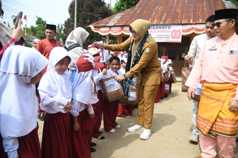 Bupati Tanjabtim Dillah Hikmah Sari saat menyerahkan simbolis seragam sekolah gratis beberapa waktu lalu 