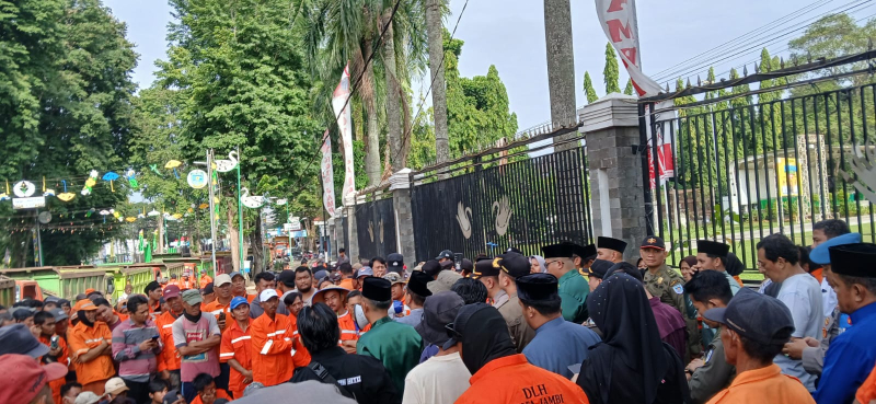 Petugas Kebersihan Kota Jambi Demo Tuntut Gaji Setara UMP, Wali Kota Siapkan Skema Baru