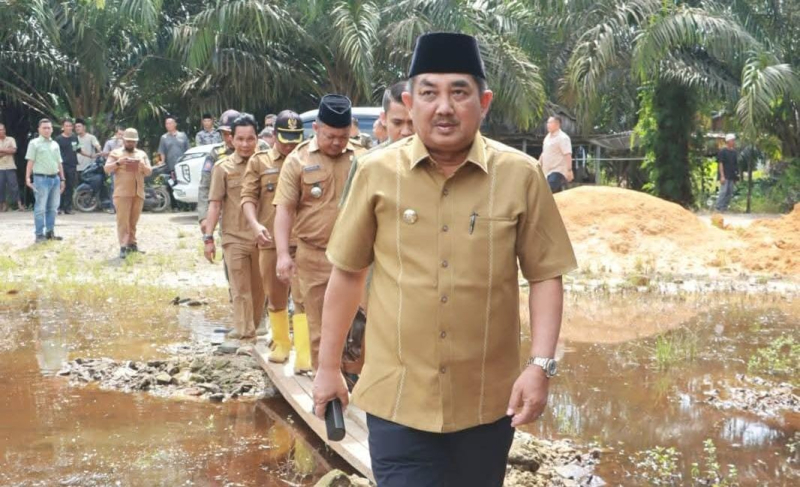 Bupati Anwar Sadat Tinjau Banjir Rob di Betara, Salurkan Bantuan untuk 82 KK Terdampak