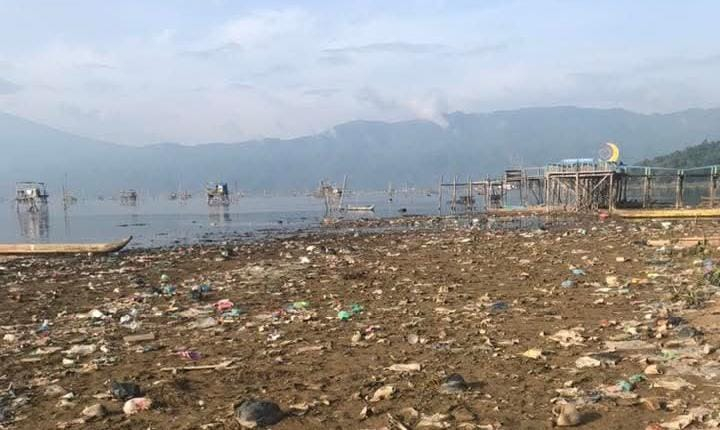 Nampak dari pinggiran danau kerinci yang menyusut hingga diperkirakan lebih 1 meter.
