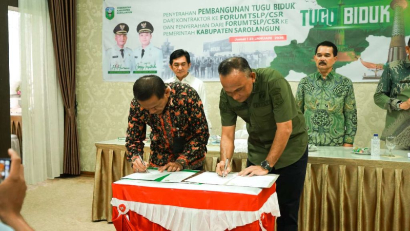 Bupati Sarolangun H. Hurmin bersama Ketua Forum CSR Sarolangun menandatangani berita acara serah terima aset Tugu Biduk.