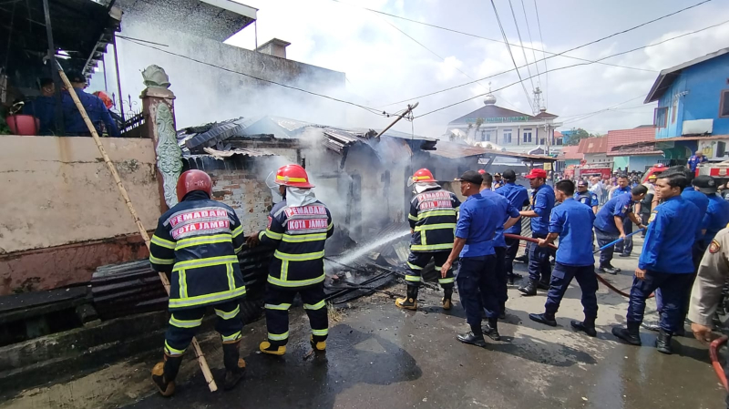 Kebakaran Rumah di Tambak Sari, Satu Orang Tewas Terjebak Dalam Kobaran Api