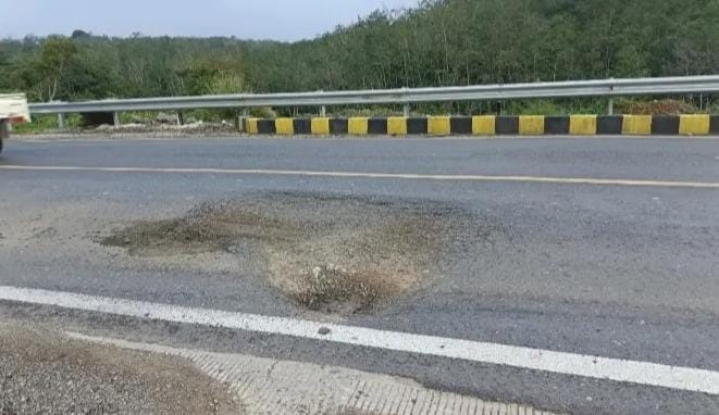 Kualitas Perbaikan Buruk, Belum Setahun Jalan Lintas Sumatera di Jujuhan Kembali Hancur