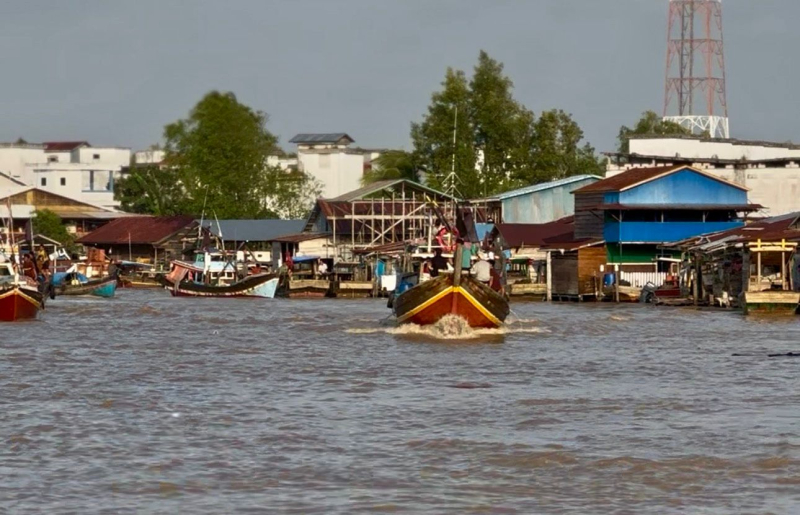 Gelombang Tinggi Bikin Nelayan Enggan Melaut, Pasokan Ikan di Muara Sabak Menipis