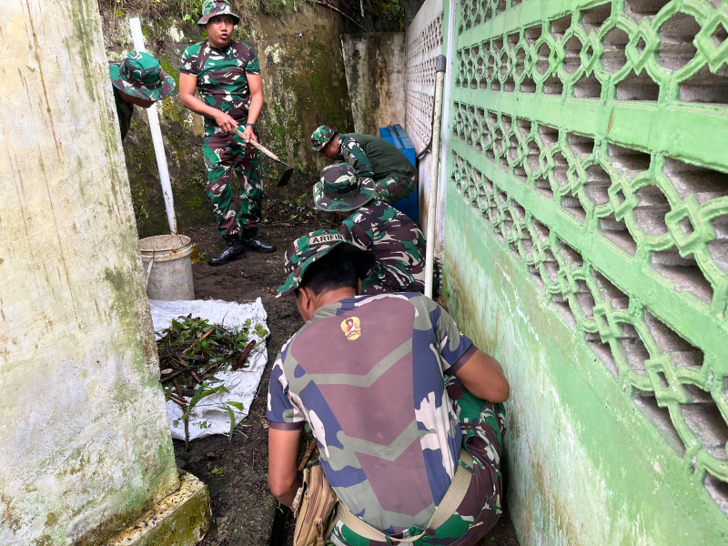 Semangat Gotong Royong, TNI–Rakyat bersihkan tempat ibadah sambut Bulan Suci Ramadhan