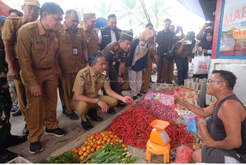 Jelang Ramadhan, Wabup Junaidi Mahir Sidak Pasar Sengeti: Harga Sembako Relatif Stabil
