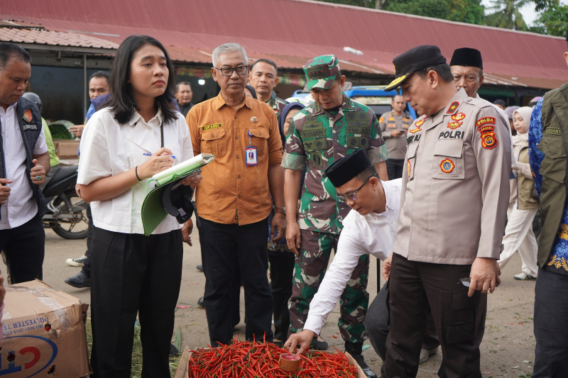 Danrem 042/Gapu dan Wakil Gubernur Jambi Turun ke Pasar Angso Duo, Pastikan Stok dan Harga Bapok Aman Jelang Ramadhan