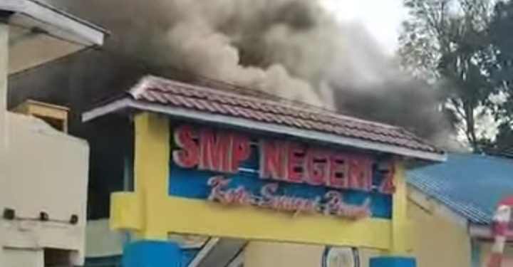 Breaking News: Kebakaran Hanguskan Kantin dan Dua Ruang Kelas di SMPN 2 Sungai Penuh