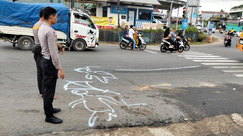 Kecelakaan Maut Truk Box dan Motor di Simpang Mendalo, Satu Orang Tewas di TKP