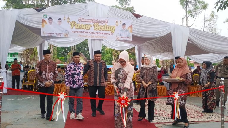Wabup Tri Wahyu Hidayat Resmi Buka Pasar Bedug Ramadhan 1447 H di Muara Bungo, Dorong UMKM dan Ekonomi Warga