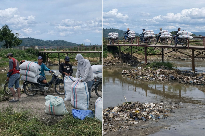 Warga Tanjung Pauh Mudik saat angkut padi melewati jembatan yang kondisinya mulai rusak.
