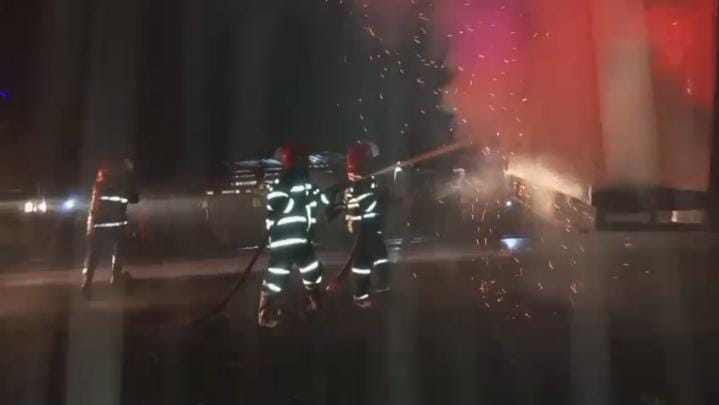 Mobil Ekspedisi Bermuatan Paket Terbakar di Kota Jambi, Pemadaman Berlangsung 2,5 Jam