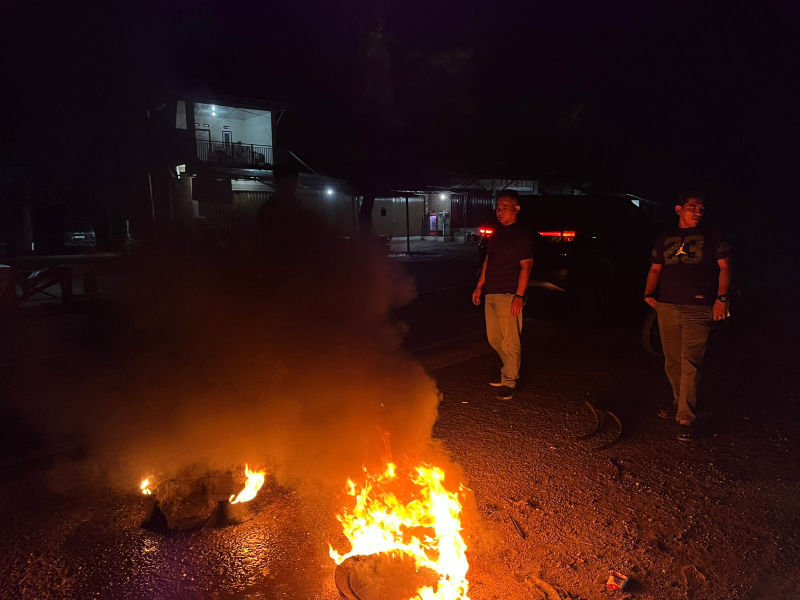 Diduga Hendak Lakukan Pungli, Polisi Bubarkan Remaja Bakar Ban di Jalinsum Muaro Jambi