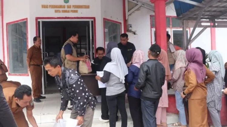 Pasar Murah Sungai Penuh Diserbu Ratusan Warga, Paket Sembako Rp75 Ribu Habis Terjual