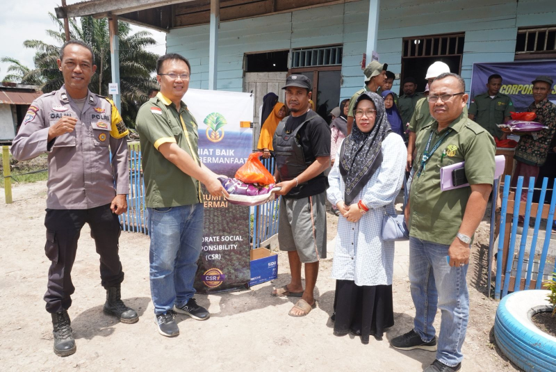 PT Bumi Eka Permai Salurkan CSR Paket Sembako ke Tiga Desa