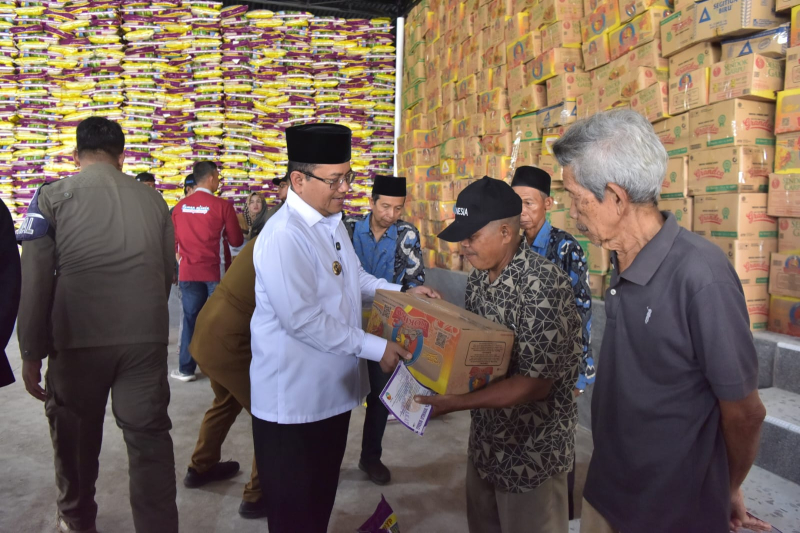 Maulana–Diza Salurkan Belasan Ribu Bantuan untuk Masyarakat dan Anak Yatim