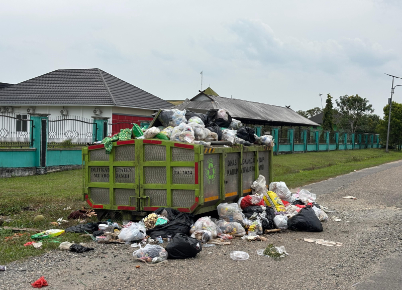 Miris!! Tumpukan Sampah Menggunung di Sekitaran Kantor Dinas LH Muaro Jambi