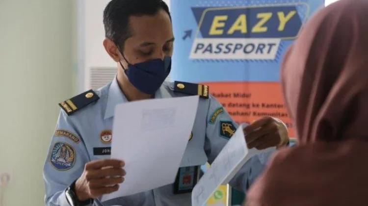 Foto petugas imigrasi kerinci sat memberikan layanan ke warga.