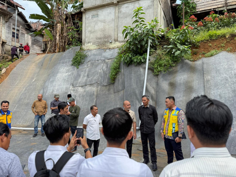 Didampingi Bupati dan Wabup, Edi Purwanto Tinjau Bangunan Penahan Tebing Lubuk Landai, Perjuangkan Anggaran Rp18 M