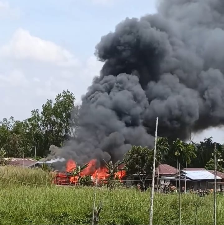 Dua Rumah di Kampung Baru Muara Sabak Timur Hangus Terbakar

