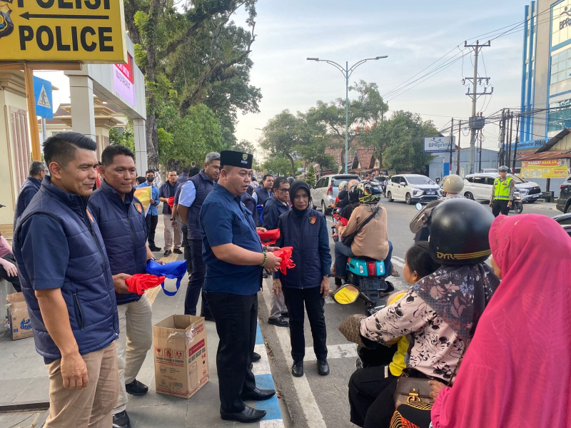 Ditresnarkoba Polda Jambi Berbagi Takjil, Wujud Kepedulian Polisi kepada Masyarakat