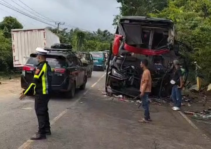 Bus vs Truk Box Adu Kambing di Jalinsum Muaro Jambi, 1 Orang Tewas