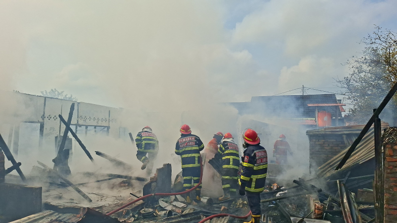 Diduga Korsleting Listrik, Lima Bedeng di Jambi Ludes Terbakar