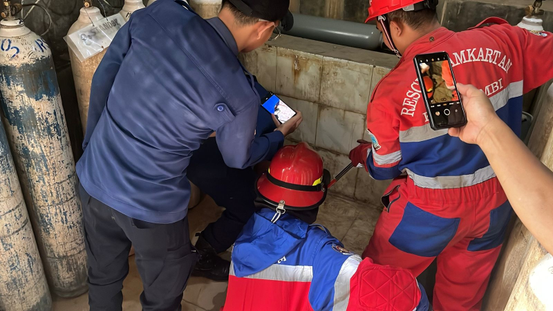 Ular Sanca Masuk Ruang Oksigen RS Kambang, Berhasil Dievakuasi Damkartan Kota Jambi