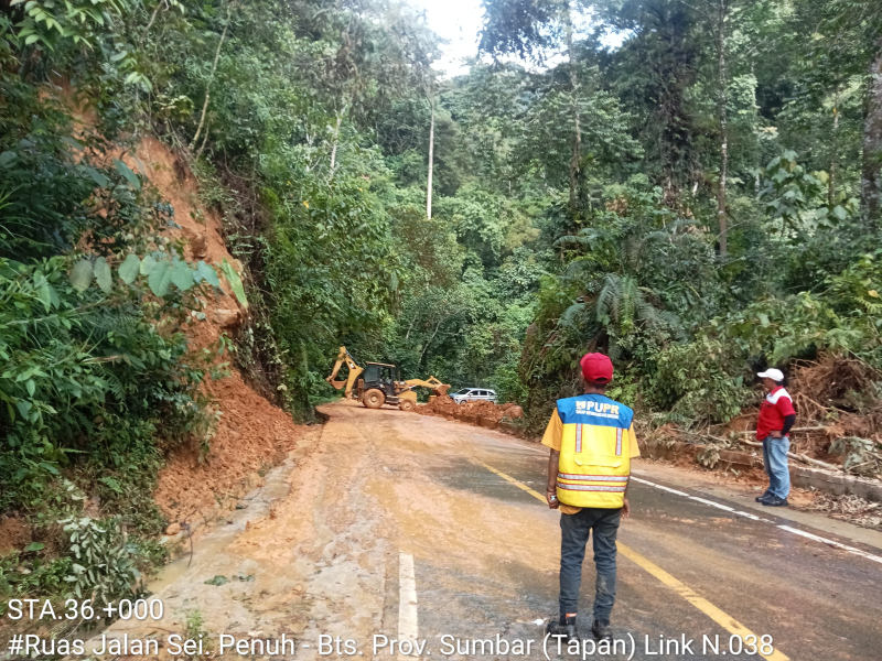 Jalan Nasional Sungai Penuh - Tapan Kembali Normal, BPJN Langsung Terjunkan Alat Berat Tengah Malam