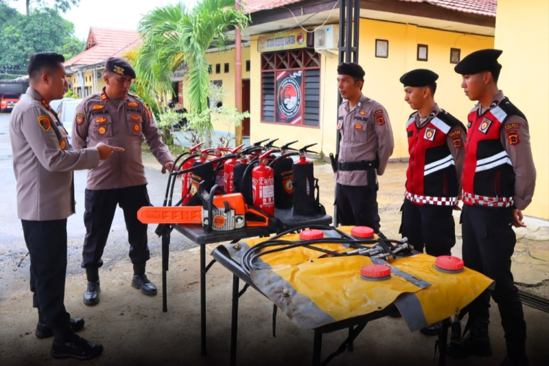 Kapolres Tanjabtim saat mengecek kesiapan alat pemadam untuk mengantisipasi karhutla.
