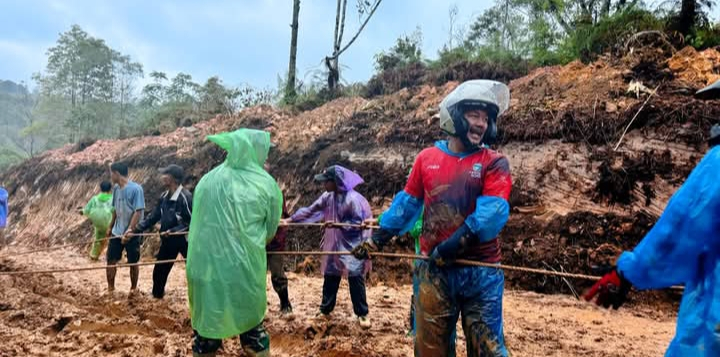 Bupati Monadi dan Eko Siswanto Turun ke Lumpur, Perbaikan Jalan Renah Pemetik Dikebut