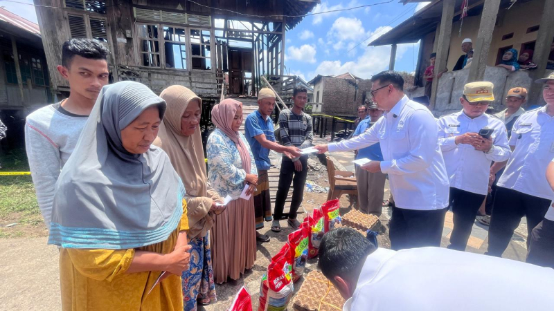 Sambangi Korban Kebakaran di Arab Melayu, Sy Fasha Serahkan Tali Asih dan Bantuan Sembako