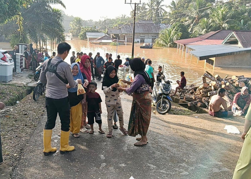Petugas kepolisian saat berada di lokasi banjir di wilayah Kabupaten Sarolangun.