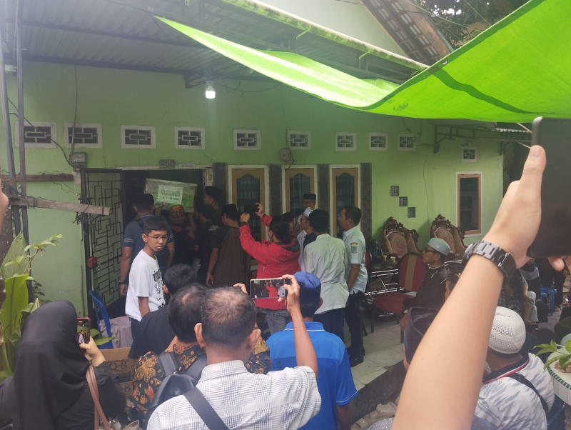 Jenazah Korban Kecelakaan KAI Tiba di Rumah Duka, Tangis Keluarga Pecah